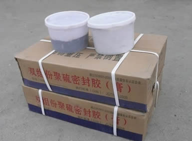 兩箱上面放著桶裝聚硫建筑密封膠